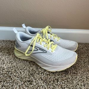 Levitate 6 Women’s Road Running Shoe - BROOKS. White and Yellow. Size 7.5.